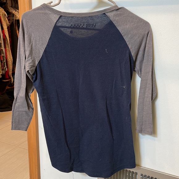 2 gently worn Vans quarter length shirts - Picture 4 of 8